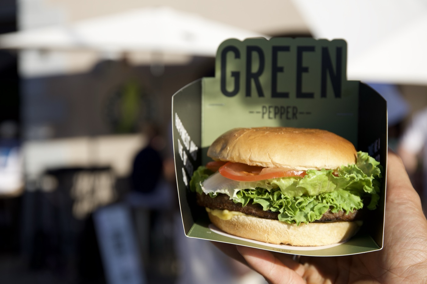 Un hamburger con insalata e pomodoro nella scatola del Green Pepper, pub a Iseo